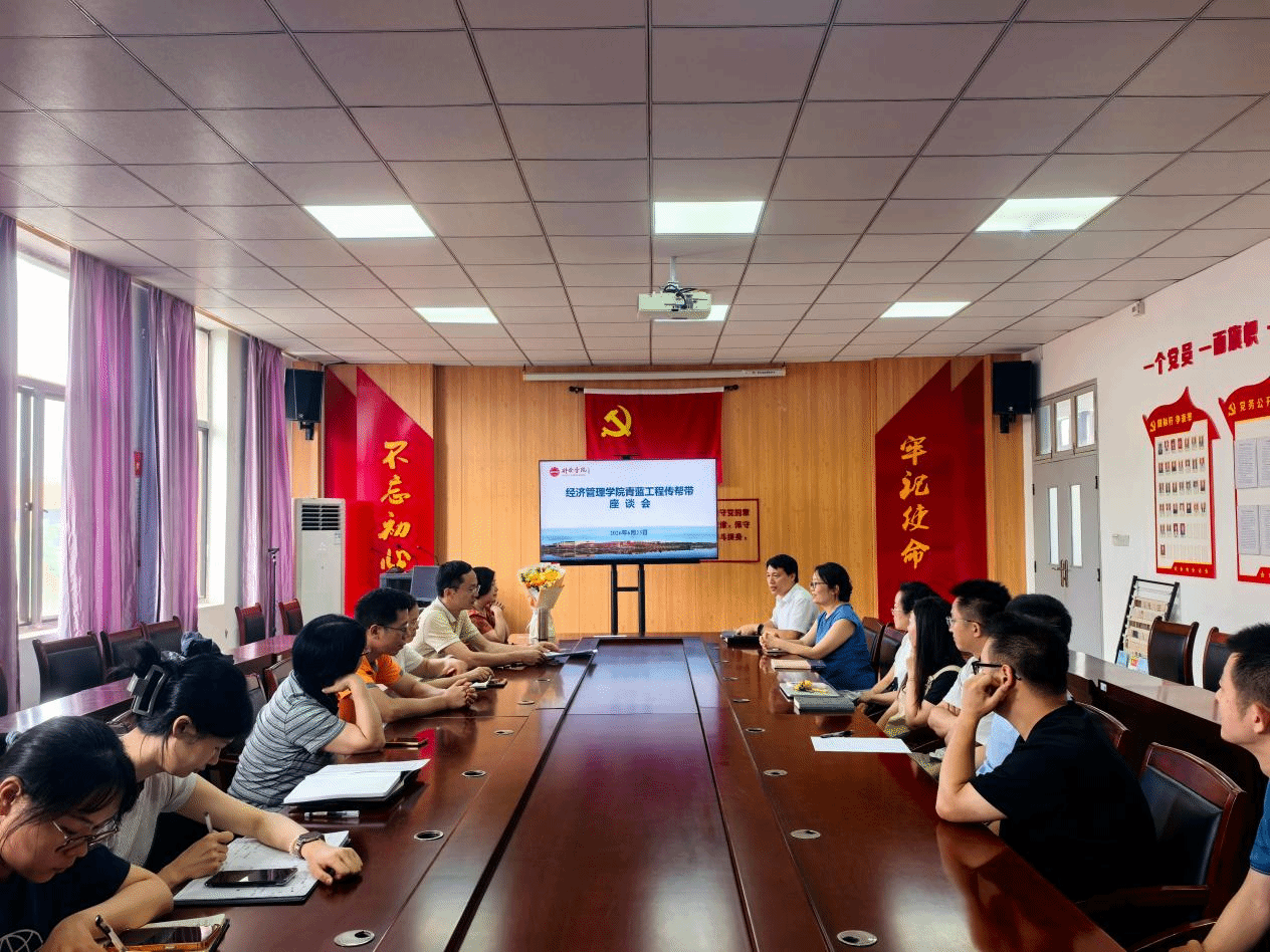 英国上市公司365举办青蓝工程传帮带座谈会——退休教师倾囊相授 薪火相传共育新人