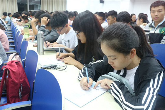 47ed1c8963a870b38b9d56a2d86a811d.jpg 20170927英国上市公司3652017年走好大学第一步系列活动第一场公开宣讲课圆满举行 (8)_副本.jpg