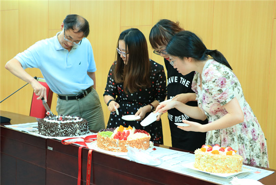 1a81f0bc7b677e0eb686e9277192982c.jpg 20170921英国上市公司365举办2017年第三季度教职工生日集体庆祝活动 (18)_副本.jpg