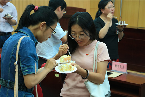 df6084b7b4ccbde61de530391dd33f77.jpg 20170921英国上市公司365举办2017年第三季度教职工生日集体庆祝活动 (8)_副本.jpg