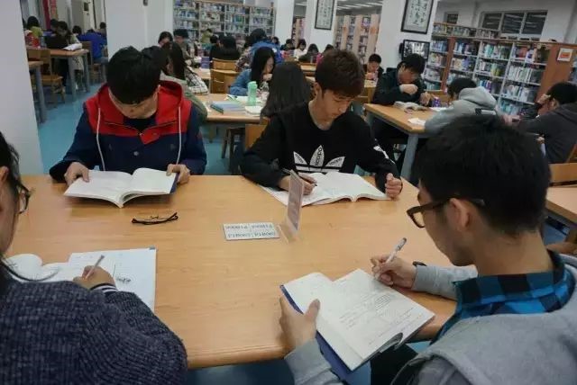 ec92617aedcc74bc80c15074d52c6ba8.jpg 在图书馆和同学们自习.jpg